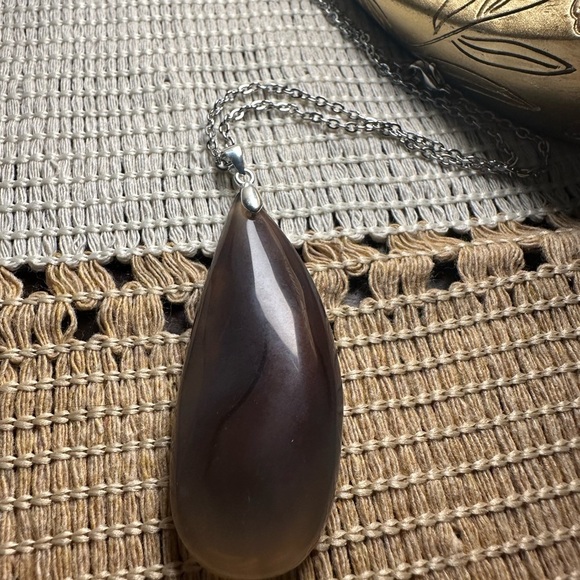 Elegant Long Oval Agate Pendant Necklace - Picture 6 of 8